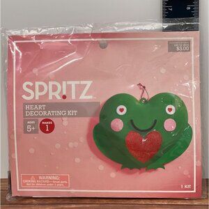 Spritz Heart Decorating Kit Ages 5+ Includes Googly Eyes Stickers & Paint